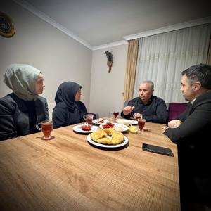 İl Müdürümüz Sn. Ömer TURAN, TSK Şehidimiz Kemal ZEREN ‘in kıymetli ailesine iftarda misafir olmuştur. - fotoğraf 3