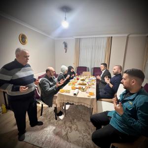 İl Müdürümüz Sn. Ömer TURAN, TSK Şehidimiz Kemal ZEREN ‘in kıymetli ailesine iftarda misafir olmuştur. - fotoğraf 1