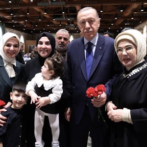 Bakanımız Sayın Mahinur Özdemir Göktaş, Cumhurbaşkanı Recep Tayyip Erdoğan'ın teşrifleriyle Dolmabahçe Çalışma Ofisi'nde düzenlenen iftar programında şehit aileleriyle bir araya geldi.  - fotoğraf 1