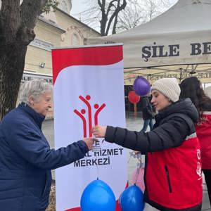 Sahaya çıkan ekiplerimiz mobil sosyal hizmet noktalarında koruyucu ve önleyici sosyal hizmet modelleri hakkında farkındalık oluşturmuş, bilgilendirme ve broşür dağıtımı gerçekleştirilmiştir. - fotoğraf 1