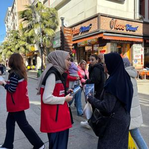 Sahaya çıkan ekiplerimiz mobil sosyal hizmet noktalarında koruyucu ve önleyici sosyal hizmet modelleri hakkında farkındalık oluşturmuş, bilgilendirme ve broşür dağıtımı gerçekleştirilmiştir. - fotoğraf 2
