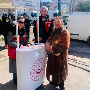 Sahaya çıkan ekiplerimiz mobil sosyal hizmet noktalarında koruyucu ve önleyici sosyal hizmet modelleri hakkında farkındalık oluşturmuş, bilgilendirme ve broşür dağıtımı gerçekleştirilmiştir. - fotoğraf 13