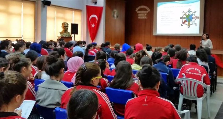 Ankara'da "Medya, Çocuk ve İnternet" konulu seminer verildi.