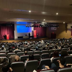 2025 Aile Yılı kapsamında Eğitim Birimi tarafından düzenlenen seminerde, Psikohekim mahlasıyla tanınan Dr. Abdülaziz Yılmaz, 'Aile ve Kimlik Oluşumu' üzerine bir sunum gerçekleştirmiştir. - fotoğraf 1