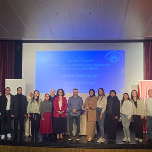 2025 Aile Yılı kapsamında Eğitim Birimi tarafından düzenlenen seminerde, Psikohekim mahlasıyla tanınan Dr. Abdülaziz Yılmaz, 'Aile ve Kimlik Oluşumu' üzerine bir sunum gerçekleştirmiştir. - fotoğraf 5