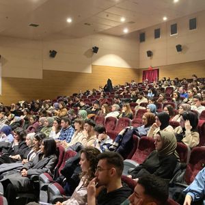 2025 Aile Yılı kapsamında Eğitim Birimi tarafından düzenlenen seminerde, Psikohekim mahlasıyla tanınan Dr. Abdülaziz Yılmaz, 'Aile ve Kimlik Oluşumu' üzerine bir sunum gerçekleştirmiştir. - fotoğraf 3