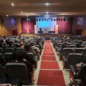 2025 Aile Yılı kapsamında Eğitim Birimi tarafından düzenlenen seminerde, Psikohekim mahlasıyla tanınan Dr. Abdülaziz Yılmaz, 'Aile ve Kimlik Oluşumu' üzerine bir sunum gerçekleştirmiştir. - fotoğraf 2