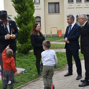 İl Müdürümüz Faruk UYSAL, Muharip Gaziler Derneği 2. Başkanı Çetin DİZDAROĞLU ile birlikte Sırameşeler Çocuk Evleri Sitesi'ne ziyaret gerçekleştirdi. - fotoğraf 4