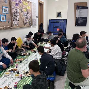 NUN okullarındaki öğrenciler ile çocuk evlerimizde kalan çocuklarımız akranlarıyla keyifli vakit geçirip hep birlikte iftar yaptılar. - fotoğraf 3
