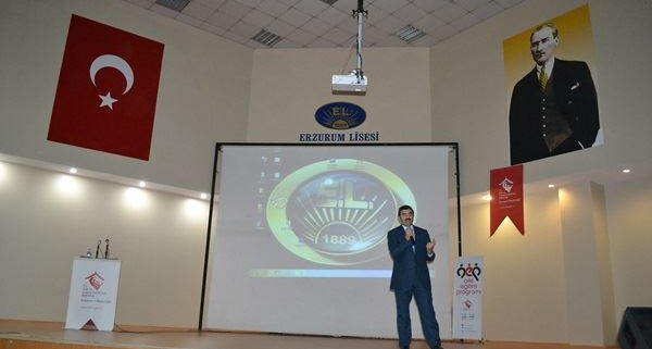 Erzurum'da Aile Eğitim Programı (AEP) kapsamında 500 öğrenciye  ‘’Güvenli İnternet ve Bilinçli Medya Kullanımı’’ eğitimi verildi.