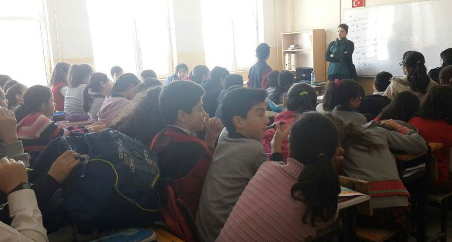 Erzurum'da Aile Eğitim Programı (AEP) kapsamında 200 öğrenciye ‘’Güvenli İnternet ve Bilinçli Medya Kullanımı’’ eğitimi verildi.