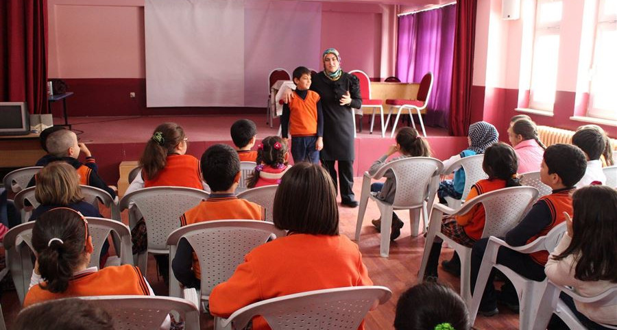 Erzurum’da Aile Eğitim Programı kapsamında 219 öğrenciye ‘’Güvenli İnternet Kullanımı’’ eğitimi verildi.