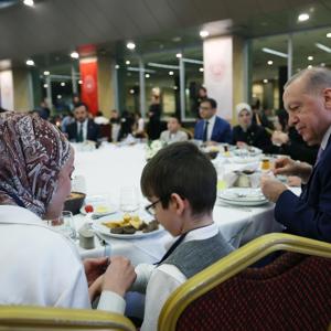 Cumhurbaşkanı Erdoğan ve Bakanımız Göktaş, devlet himayesindeki çocuklarla iftarda bir araya geldi - fotoğraf 7