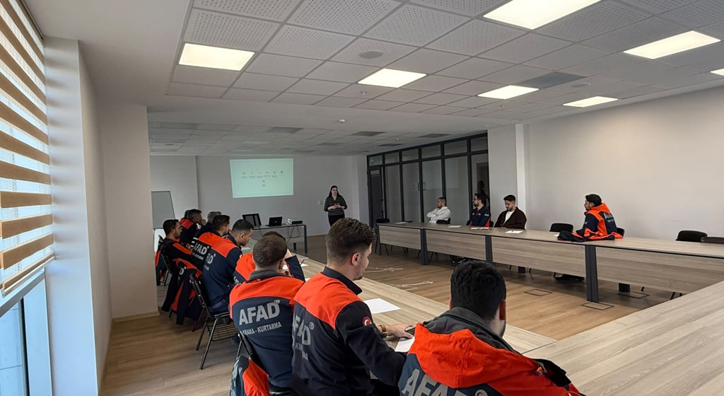  Erzincan AFAD Arama ve Kurtarma Teknisyenlerine yönelik “Psikolojik Sağlamlık, Öfke ve Stres Yönetimi, İkincil Travma ve Tükenmişlik” konularında eğitim gerçekleştirilmiştir.