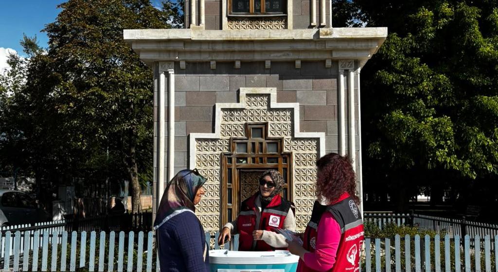 İlimiz Saat Kulesi önünde çalışma arkadaşlarımızla birlikte Koruyucu Aile Hizmet Modeli’nin tanıtımını gerçekleştirerek vatandaşlarımıza bilgilendirmede bulunduk.