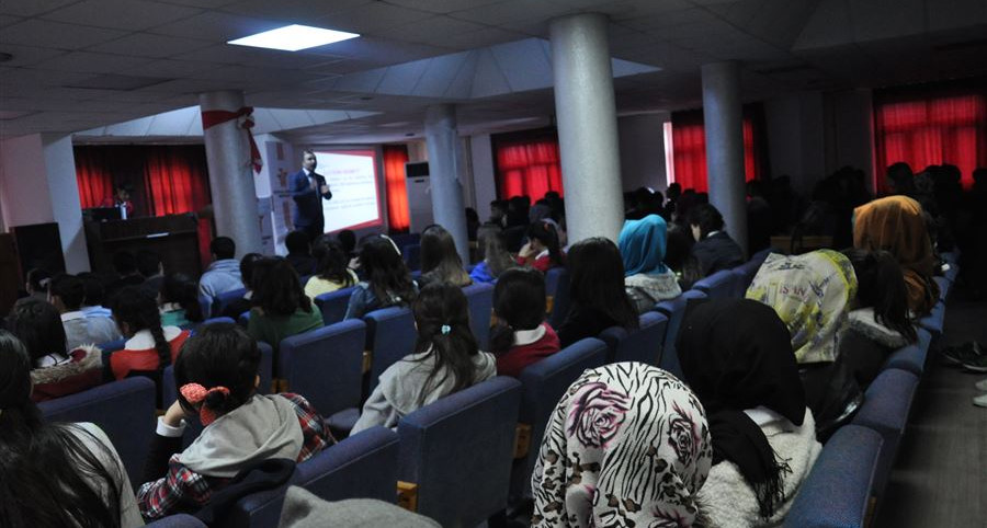Batman'da öğrencilere yönelik "İletişim ve Bilinçli Medya Kullanımı" semineri verildi.
