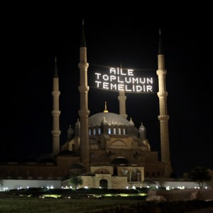 Mimar Sinan'ın ustalık eseri Selimiye Camisi'ne "Aile toplumun temelidir" yazılı Mahya Asıldı. - fotoğraf 5