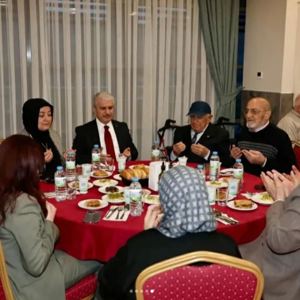 Valimiz Sayın İbrahim Akın ve eşi Saliha Akın Hanımefendi Meliha Ercan Huzurevi Yaşlı Bakım ve Rehabilitasyon Merkezinde Düzenlenen İftar Programına Katıldı - fotoğraf 5