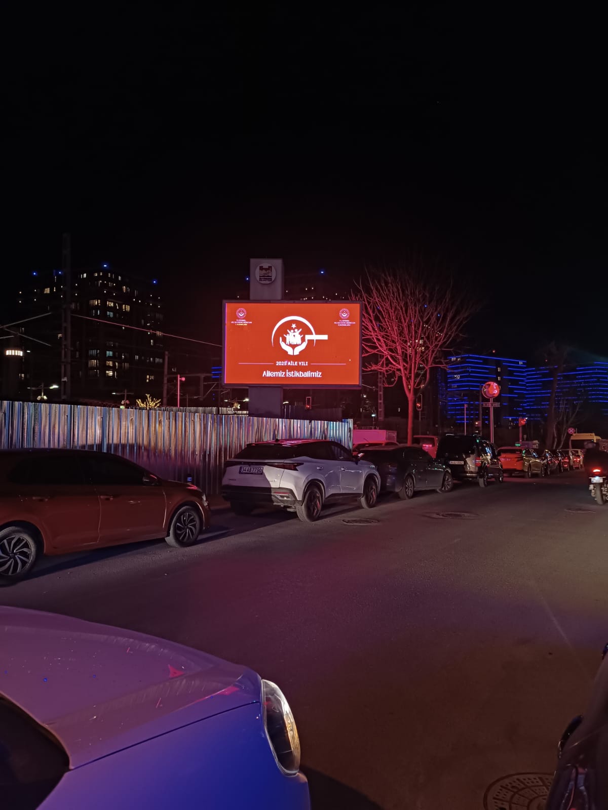 2025 Aile Yılı kapsamında ilimiz genelinde farklı noktalarda elektronik billboardlarda Aile Yılı görsellerimiz gösterilmeye başlamıştır.