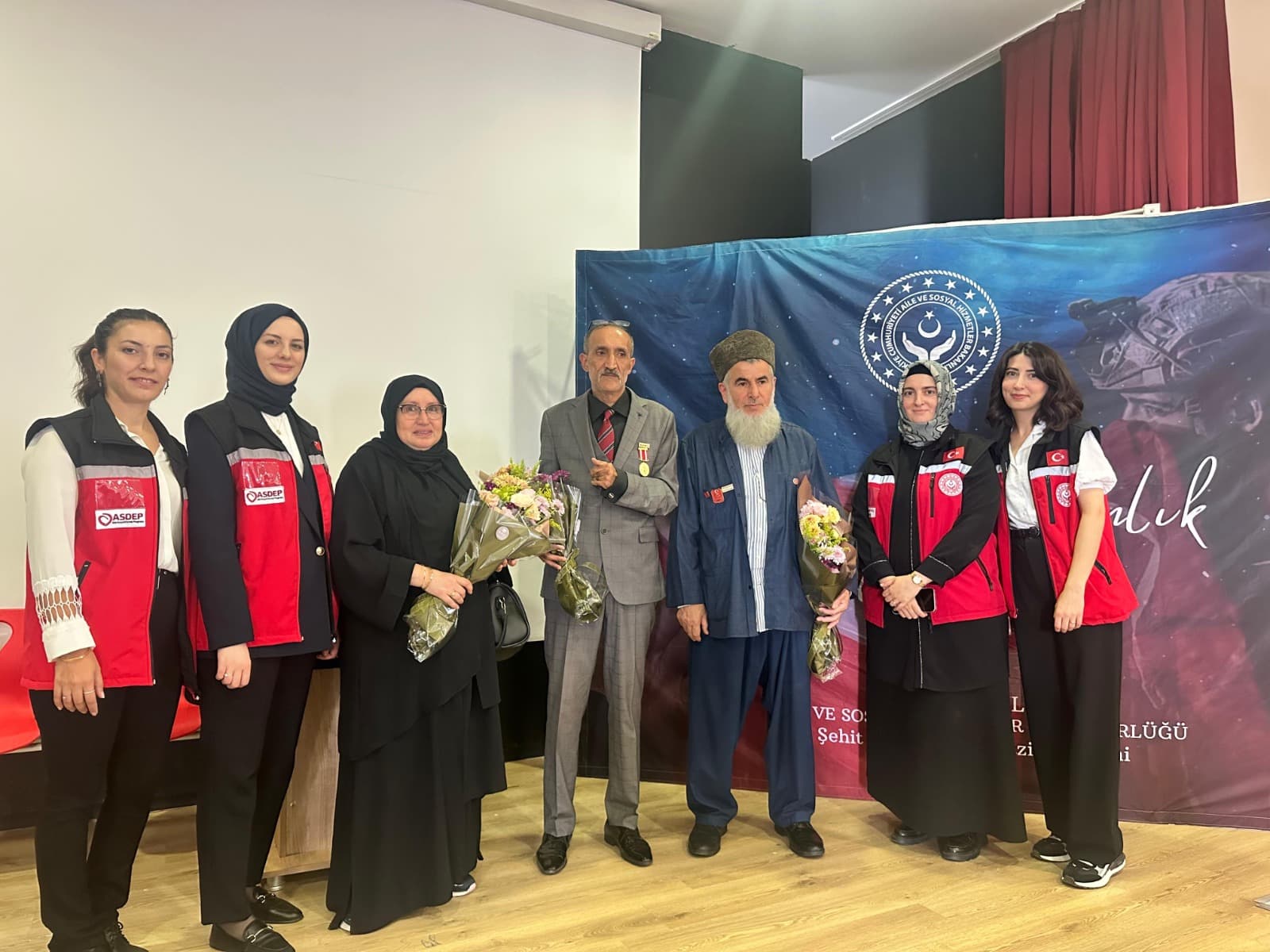 Sosyal Hizmet Merkezlerimiz Tarafından İlçelerimizdeki Kahraman Gazilerimiz ve Kıymetli Şehit Yakınlarımız Yarınımızın Teminatı Çocuklarımız ve Gençlerimizle Buluşmaya Devam Ediyor.