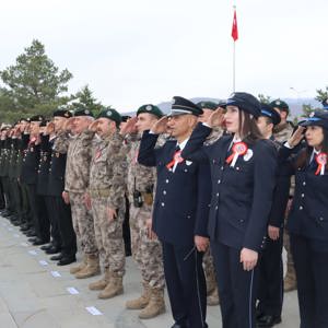 18 Mart Şehitleri Anma Günü ve Çanakkale Zaferi’nin 110. yıl dönümünde, kahraman şehitlerimizi anmak için düzenlenen törene İl Müdürümüz Abdulbari AKSOY' da katıldı.  - fotoğraf 3