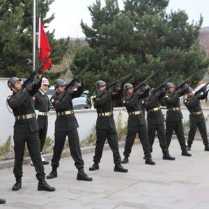 18 Mart Şehitleri Anma Günü ve Çanakkale Zaferi’nin 110. yıl dönümünde, kahraman şehitlerimizi anmak için düzenlenen törene İl Müdürümüz Abdulbari AKSOY' da katıldı.  - fotoğraf 4