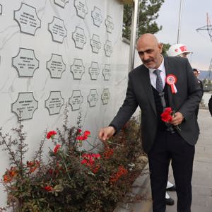 18 Mart Şehitleri Anma Günü ve Çanakkale Zaferi’nin 110. yıl dönümünde, kahraman şehitlerimizi anmak için düzenlenen törene İl Müdürümüz Abdulbari AKSOY' da katıldı.  - fotoğraf 2