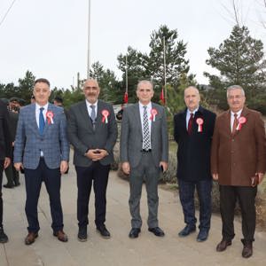 18 Mart Şehitleri Anma Günü ve Çanakkale Zaferi’nin 110. yıl dönümünde, kahraman şehitlerimizi anmak için düzenlenen törene İl Müdürümüz Abdulbari AKSOY' da katıldı.  - fotoğraf 1