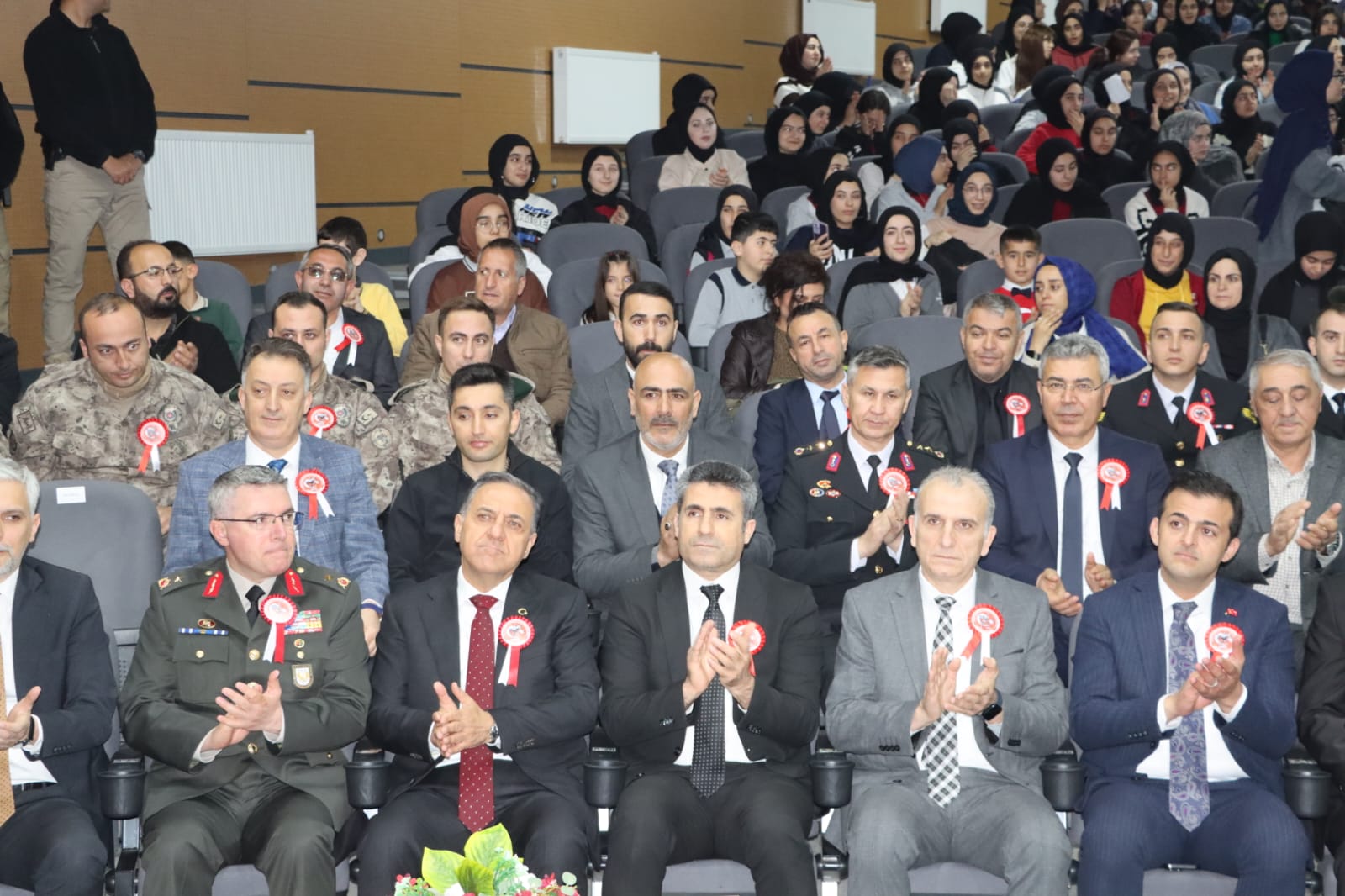 18 Mart Şehitleri Anma Günü ve Çanakkale Zaferi’nin 110.yıl dönümünde, kahraman şehitlerimizi anmak için Milli Eğitim Müdürlüğü tarafından düzenlenen programa İl Müdürümüz Abdulbari AKSOY'da katıldı.