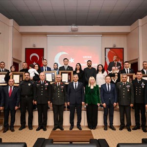 18 Mart Şehitleri Anma Günü ve Çanakkale Deniz Zaferi’nin 110. yıl dönümü dolayısıyla Antalya’da anma töreni düzenlendi. - fotoğraf 13