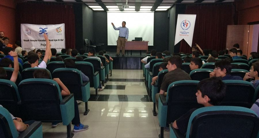 Erzurum'da 100 öğrenciye "Aile İçi İletişim" semineri verildi.