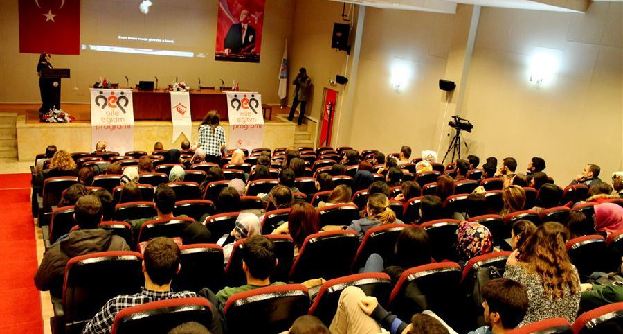 Kütahya'da 6 ay içerisinde 2 bin 824 kişiye Aile Eğitim Programı kapsamında eğitim verildi.