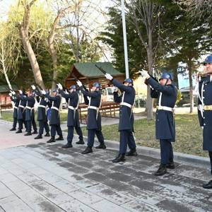 Valimiz Sn. Ali Fidan, 18 Mart Şehitleri Anma Günü ve Çanakkale Zaferi'nin   110. Yılı münasebetiyle,  Nevşehir Şehitler Parkı’nda düzenlenen Çelenk Sunma Törenine katıldı. - fotoğraf 3