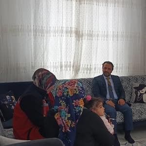 İl Müdürümüz Mahmut Selçuk, Evde bakım ve Sosyal Ekonomik Destek hizmetinden faydalanan ailemizi ziyaret etti.  - fotoğraf 1