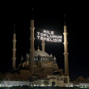 Camileri süsleyen mahyalarda "aile" vurgusu - fotoğraf 1
