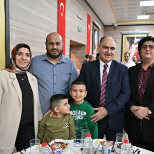 Vali Vahdettin Özkan ve Eşi Dr. Ruhan Özkan Ev Sahipliğinde Şehit Ailelerimiz Onuruna İftar Programı Düzenlendi - fotoğraf 3