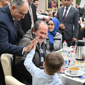Vali Vahdettin Özkan ve Eşi Dr. Ruhan Özkan Ev Sahipliğinde Şehit Ailelerimiz Onuruna İftar Programı Düzenlendi - fotoğraf 5
