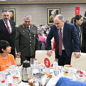 Vali Vahdettin Özkan ve Eşi Dr. Ruhan Özkan Ev Sahipliğinde Şehit Ailelerimiz Onuruna İftar Programı Düzenlendi - fotoğraf 7
