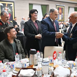 Vali Vahdettin Özkan ve Eşi Dr. Ruhan Özkan Ev Sahipliğinde Şehit Ailelerimiz Onuruna İftar Programı Düzenlendi - fotoğraf 10