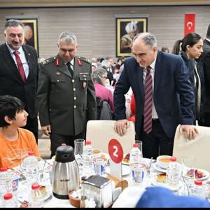 Vali Vahdettin Özkan ve Eşi Dr. Ruhan Özkan Ev Sahipliğinde Şehit Ailelerimiz Onuruna İftar Programı Düzenlendi - fotoğraf 12