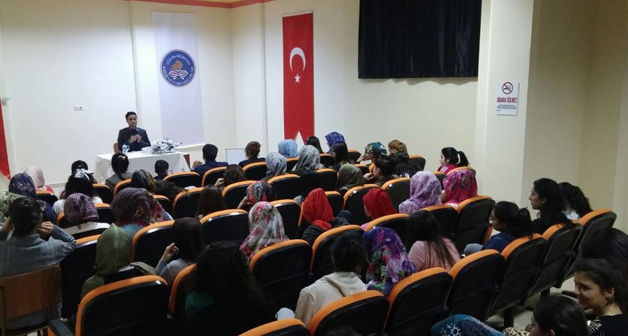Elazığ'da üniversite öğrencilerine “Aile İçi İletişim” eğitimi verildi.