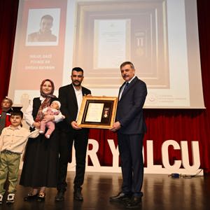 2025 Aile Yılı kapsamında, 18 Mart Çanakkale Zaferi ve Şehitleri Anma Günü dolayısıyla şehit yakını ailelere ve gazilere devlet övünç madalyası tevcih edilmesi programı düzenlendi. - fotoğraf 2