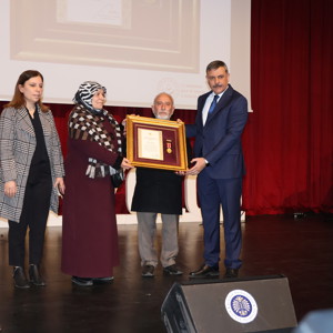 2025 Aile Yılı kapsamında, 18 Mart Çanakkale Zaferi ve Şehitleri Anma Günü dolayısıyla şehit yakını ailelere ve gazilere devlet övünç madalyası tevcih edilmesi programı düzenlendi. - fotoğraf 4