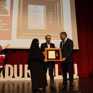2025 Aile Yılı kapsamında, 18 Mart Çanakkale Zaferi ve Şehitleri Anma Günü dolayısıyla şehit yakını ailelere ve gazilere devlet övünç madalyası tevcih edilmesi programı düzenlendi. - fotoğraf 5