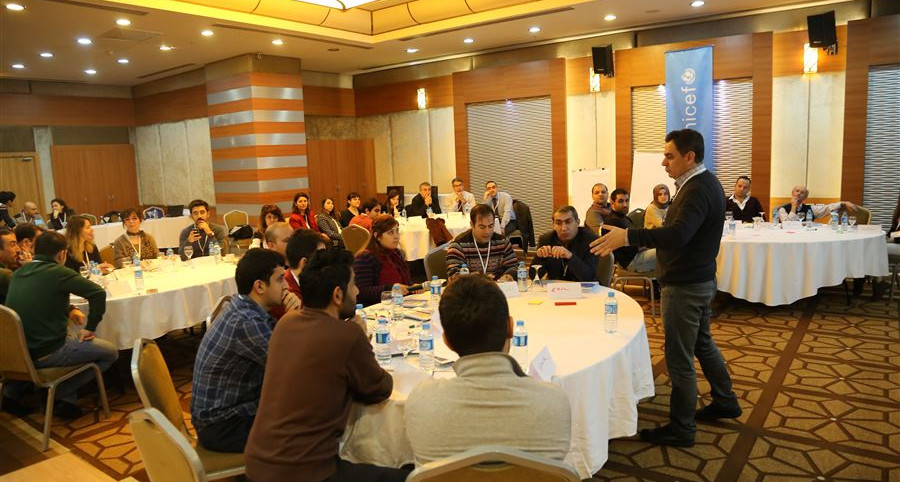 Afet ve Acil Durumlarda Riskli Gruplarla Çalışma Eğitimi devam ediyor.