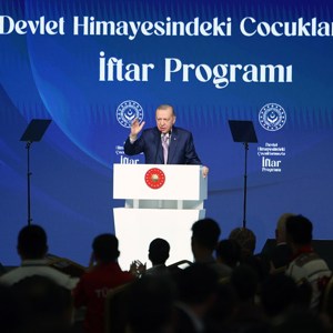 Cumhurbaşkanı Erdoğan ve Bakanımız Göktaş, devlet himayesindeki çocuklarla iftarda bir araya geldi - fotoğraf 1