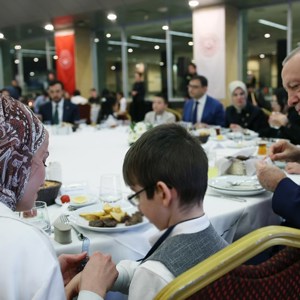 Cumhurbaşkanı Erdoğan ve Bakanımız Göktaş, devlet himayesindeki çocuklarla iftarda bir araya geldi - fotoğraf 3