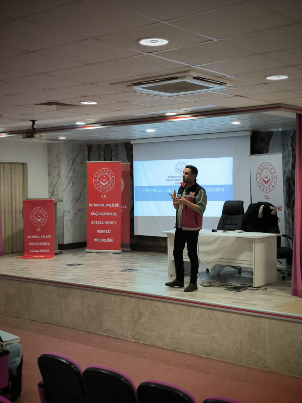  2025 Aile Yılı kapsamında 'Evlenecek Gençlerin Desteklenmesi Projesi' ile Evlilik Kredisi onaylanan çiftlerimize 'Evlilik Öncesi Eğitim Programı' kapsamında eğitimler vermeye devam ediyoruz. 