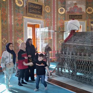 2025 'Aile Yılı' kapsamında Şehit Yakınlarımız ile Hırka-i Şerif, Fatih Sultan Mehmet Türbesi ve Mehmet Emin Tokadi Türbesini ziyaret ediyoruz. - fotoğraf 6