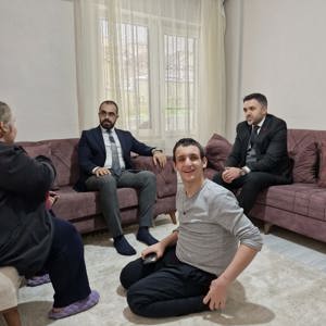 İl Müdürümüz Sn. Ömer TURAN, Çekmeköy ilçemizde ikamet eden Evde Bakım hizmeti alan Sn. Arzu AKTAŞ ve ailesine ziyaret gerçekleştirilmiştir. - fotoğraf 2